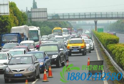 水泥车避让侧翻惊悚一幕 司机从驾驶室爬了出来