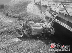藁城一轿车与火车相撞后坠河(图)