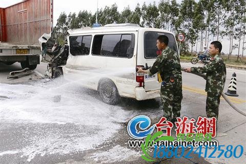 面包车改成“油罐车”追尾大货车　司机不幸身亡