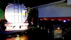 超长货车倒车时撞上油罐车 罐体戳出大洞 润滑油泄漏