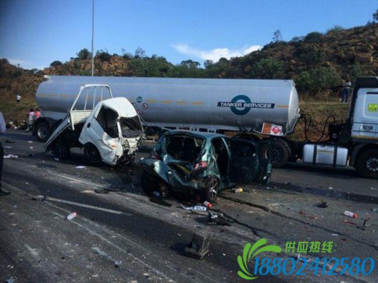 南非失控油罐车与22辆汽车相撞 近60人死伤(图)