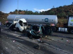 南非失控油罐车与22辆汽车相撞 近60人死伤(图)