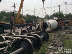 北京大兴一辆水泥货车与油罐火车相撞(组图)