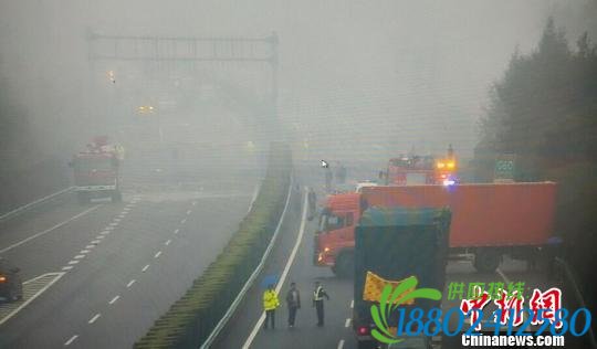 沪昆高速江西分宜段一油罐车爆炸收费站大面积玻璃碎裂