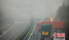 沪昆高速江西分宜段一油罐车爆炸 收费站大面积玻璃碎裂