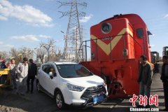 吉林一载货火车运行途中与一辆SUV车相撞(图)