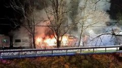 纽约一城铁列车与汽车相撞 燃起熊熊大火(组图)