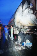 油罐车爆胎着火 殃及三车无人伤亡