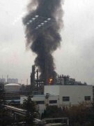 陕西咸阳一炼油厂发生爆炸引发火灾 周围存在居民住宅