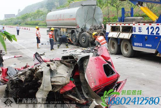 南宁吴圩机场高速发生车祸 油罐车追尾货车2人亡