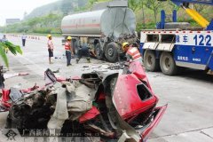 南宁吴圩机场高速发生车祸 油罐车追尾货车2人亡