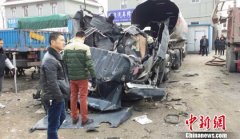 江苏一空油罐车发生爆炸 车头炸毁2人受伤(图)