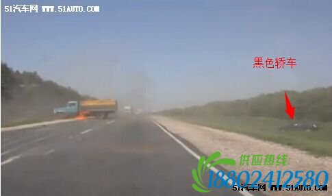 惊险一幕！油罐车失控翻滚燃烧起火
