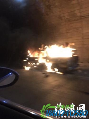 贵新隧道皮卡自燃　众人以为油罐车爆炸弃车狂奔