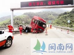 高速路上一油罐车失控侧翻 道路封闭超9个小时