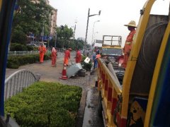 9吨油罐车 今晨浦东联洋侧翻(图)