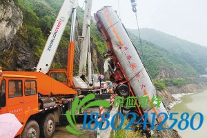 汉中：32吨油罐车坠入褒河水库 车上1人遇难1人失