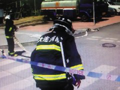 居民区附近油罐车漏油 消防3小时救援化险为夷