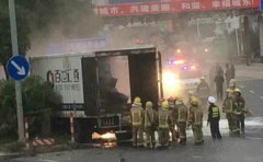 快递车与小车相撞 两车起火现场惨烈（图）