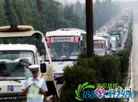 因为车祸，被堵车辆排起了长龙。 记者 周明佳 摄