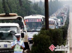 大货撞翻油罐车1死3伤 数十吨电石差点爆炸(图)