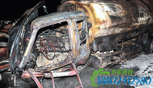 成绵高速油罐车爆炸至少1人死亡(组图)