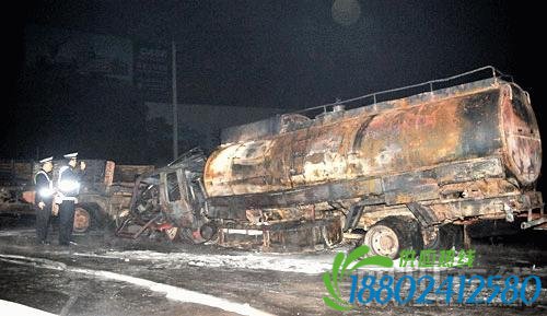 成绵高速油罐车爆炸至少1人死亡(组图)