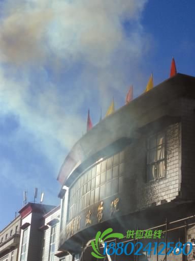 拉萨一油罐车窜下立交桥爆炸 致2人死亡