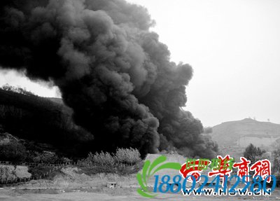 油罐车高速路侧翻起火(图)