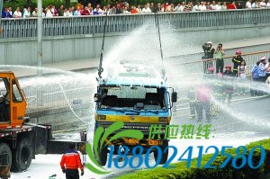 油罐车侧翻东三环(图)