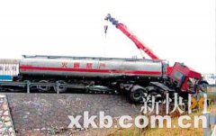 京珠高速一车撞三车1死2伤