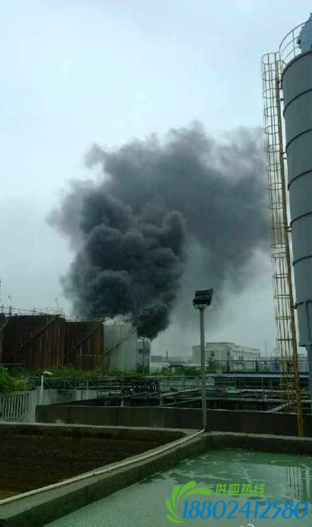 浙江镇海蛟川石化区发生油罐爆炸 现场浓烟滚滚