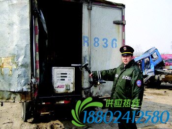 油罐车被“易容”成厢式货车。潘旭业　摄
