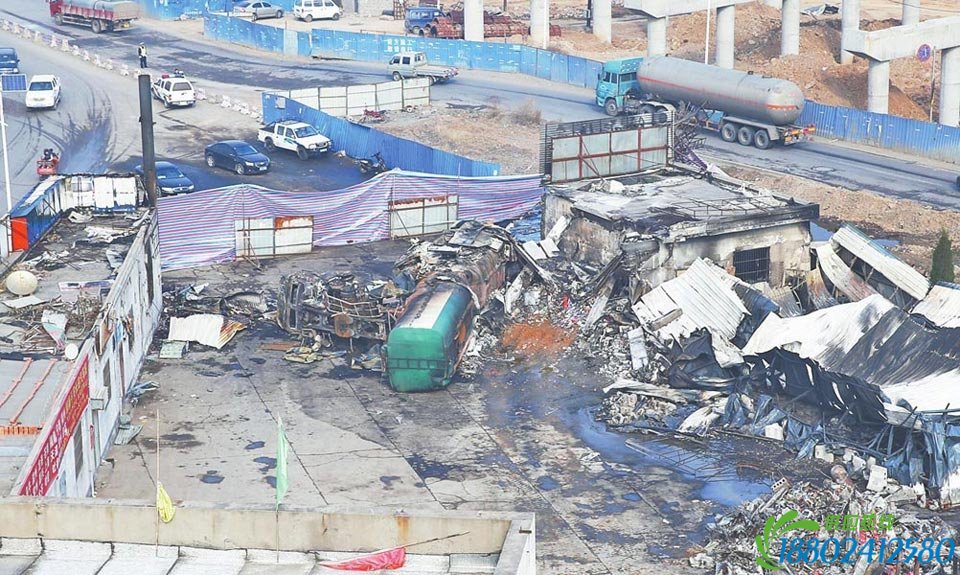洛阳油罐车冲入汽车站引燃30多辆车（组图）