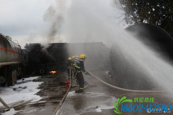 陇川县陇把镇一辆油罐车起火 随时可能爆炸