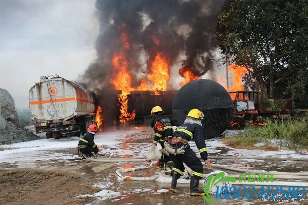 陇川县陇把镇一辆油罐车起火 随时可能爆炸