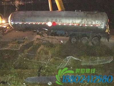 槽罐车高速上侧翻两男子身亡