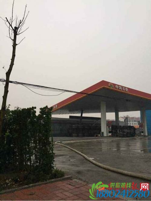 山东滨州：罐车侧翻砸上加油站 有毒物质泄漏居