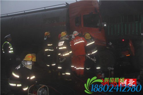 张石高速涞蔚段一油罐车追尾煤车