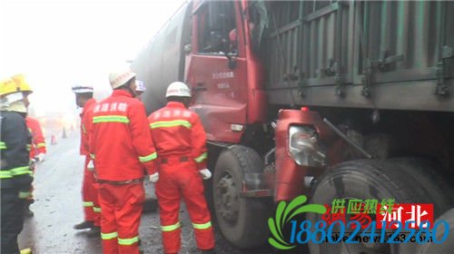 张石高速涞蔚段一油罐车追尾煤车