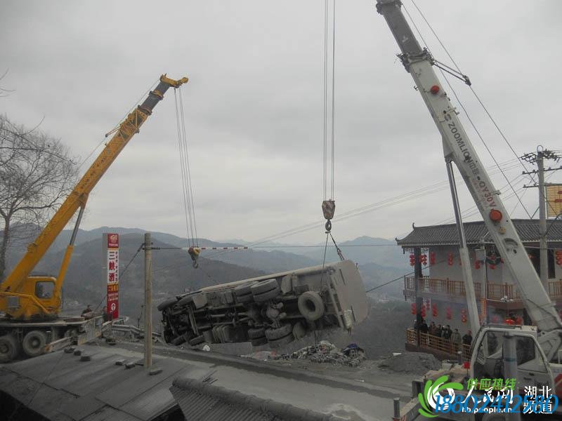 一油罐车在野三关境内侧翻，消防紧急排险(图)