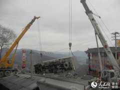 一油罐车在野三关境内侧翻，消防紧急排险(图
