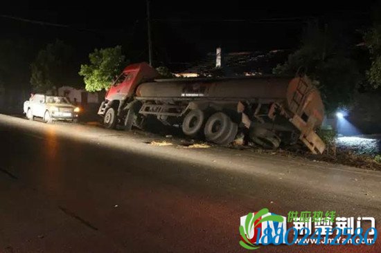 满载40吨浓硫酸槽罐车侧翻 荆门沙洋消防成功排