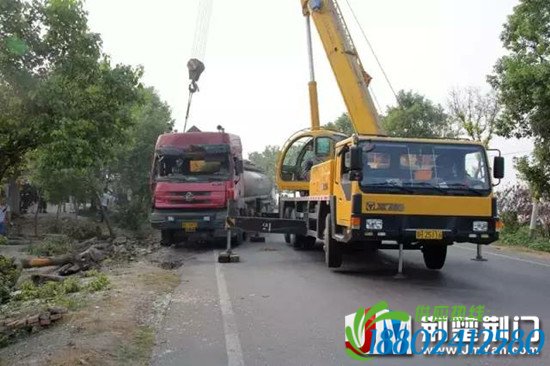 满载40吨浓硫酸槽罐车侧翻 荆门沙洋消防成功排