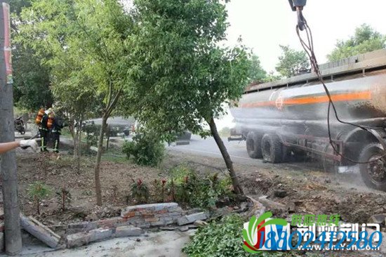 满载40吨浓硫酸槽罐车侧翻 荆门沙洋消防成功排
