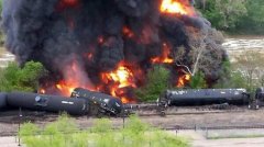 美国油罐车起火燃烧原油流入河中 人员紧急撤离