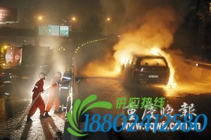 油罐车撞福克斯翻倒 无辜本田路过 烧成光架架