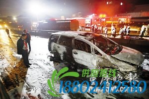 油罐车撞福克斯翻倒 无辜本田路过 烧成光架架