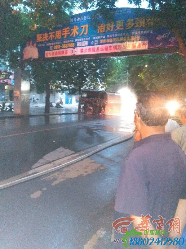 油罐车渭南市区自燃无人伤亡 车上装有20多吨汽油