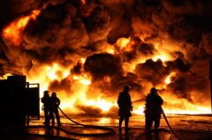 河北沧州南大港炼油厂爆炸火光冲天（图）